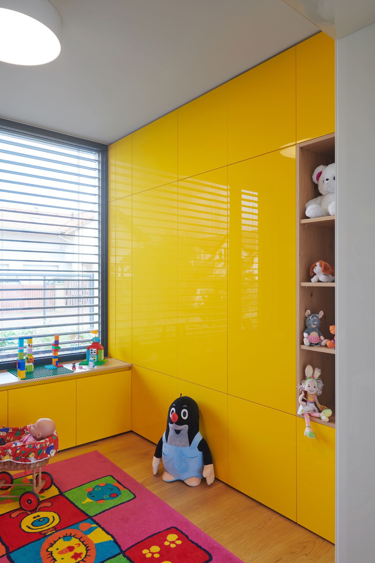 Hanák nábytek Moderní dům Ukázka realizace Interiér Herna Žlutý lak